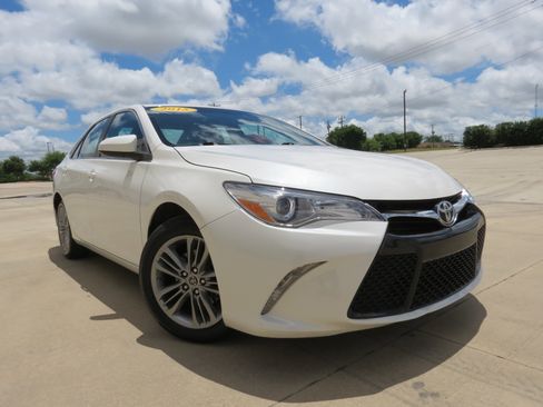 Used 2015 Toyota Camry SE FWD image 2