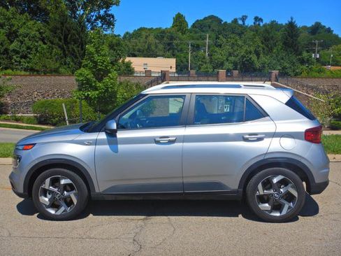 Used 2025 Hyundai Venue SEL FWD image 11