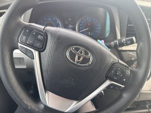 Used 2020 Toyota Sienna LE image 2