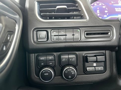 Used 2022 Chevrolet Suburban RST w/ Sport Performance Package image 21