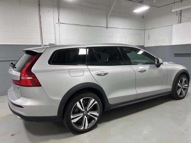 Used 2025 Volvo V60 B5 Cross Country Plus AWD/4WD image 3