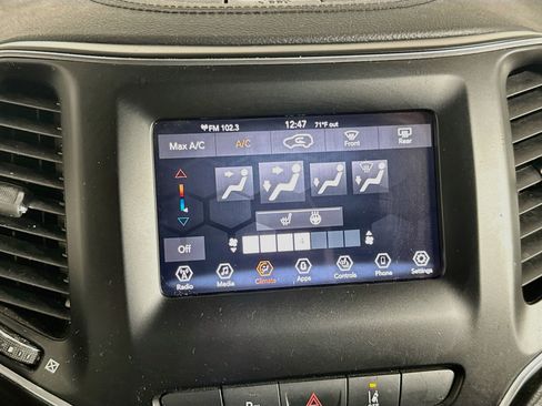 Used 2021 Jeep Cherokee Latitude Plus AWD/4WD image 21
