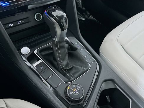 New 2025 Volkswagen Taos SE w/ Panoramic Sunroof Package image 16