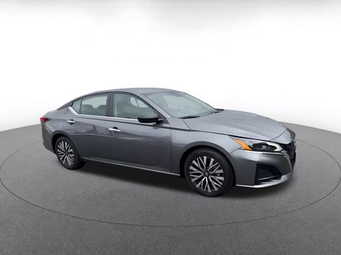 Used 2025 Nissan Altima 2.5 SV FWD image 2