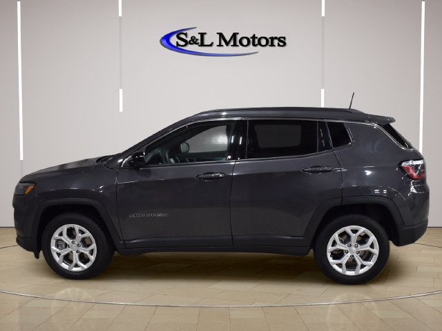 Used 2024 Jeep Compass Latitude AWD/4WD image 4