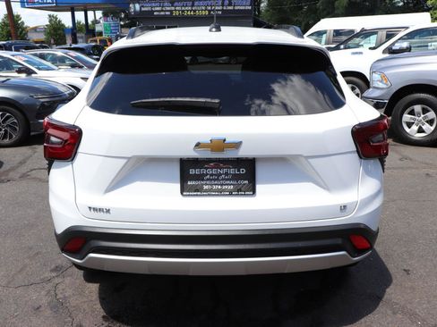 Used 2025 Chevrolet Trax LT FWD image 4