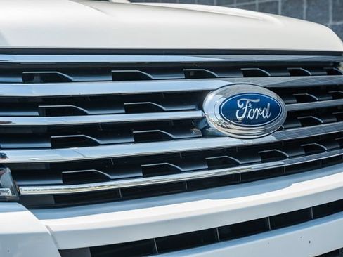 Used 2018 Ford Expedition XLT w/ Equipment Group 202A AWD/4WD image 16