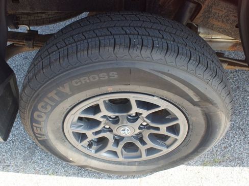 Used 2018 Toyota Tacoma SR5 AWD/4WD image 25