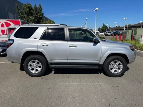 Used 2022 Toyota 4Runner SR5 Premium w/ Moonroof Package AWD/4WD image 4