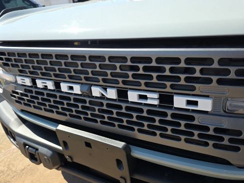 Used 2023 Ford Bronco Badlands w/ Sasquatch Package AWD/4WD image 9