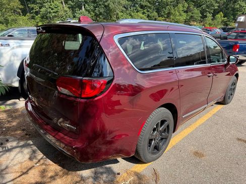 Used 2019 Chrysler Pacifica Limited w/ Tire & Wheel Group FWD image 2