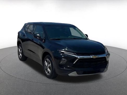 Used 2025 Chevrolet Blazer LT FWD image 3