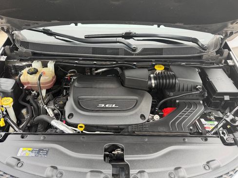 Used 2017 Chrysler Pacifica Touring-L FWD image 9