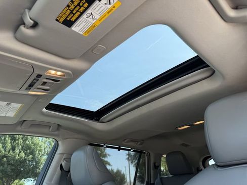 Certified 2024 Toyota Highlander XLE FWD image 24