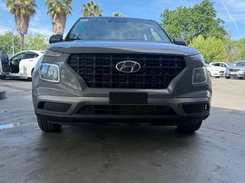 Used 2020 Hyundai Venue SE FWD image 4