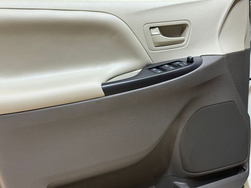 Used 2019 Toyota Sienna L image 13