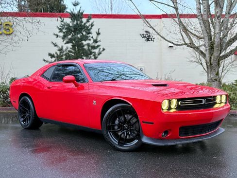 Used 2015 Dodge Challenger R/T Scat Pack w/ Leather Interior Group RWD image 3