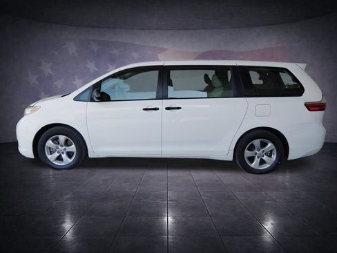 Used 2017 Toyota Sienna L FWD image 2