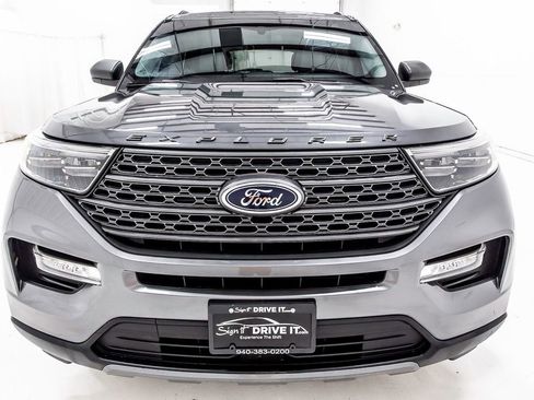 Used 2021 Ford Explorer XLT w/ Equipment Group 202A image 8