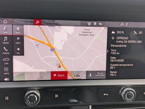 Certified 2025 Porsche Macan image 18