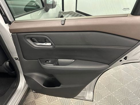 Used 2023 Nissan Rogue SV w/ SV Premium B Package image 17