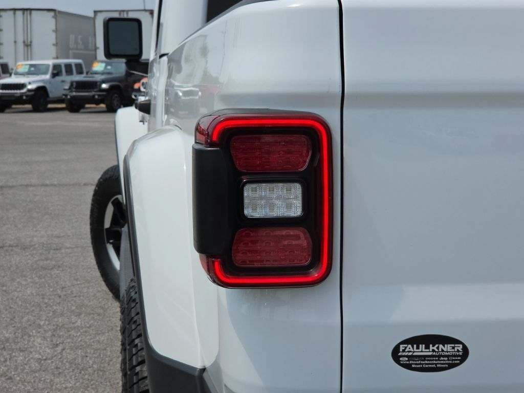 Certified 2021 Jeep Gladiator Overland w/ Popular Equipment Package AWD/4WD image 12