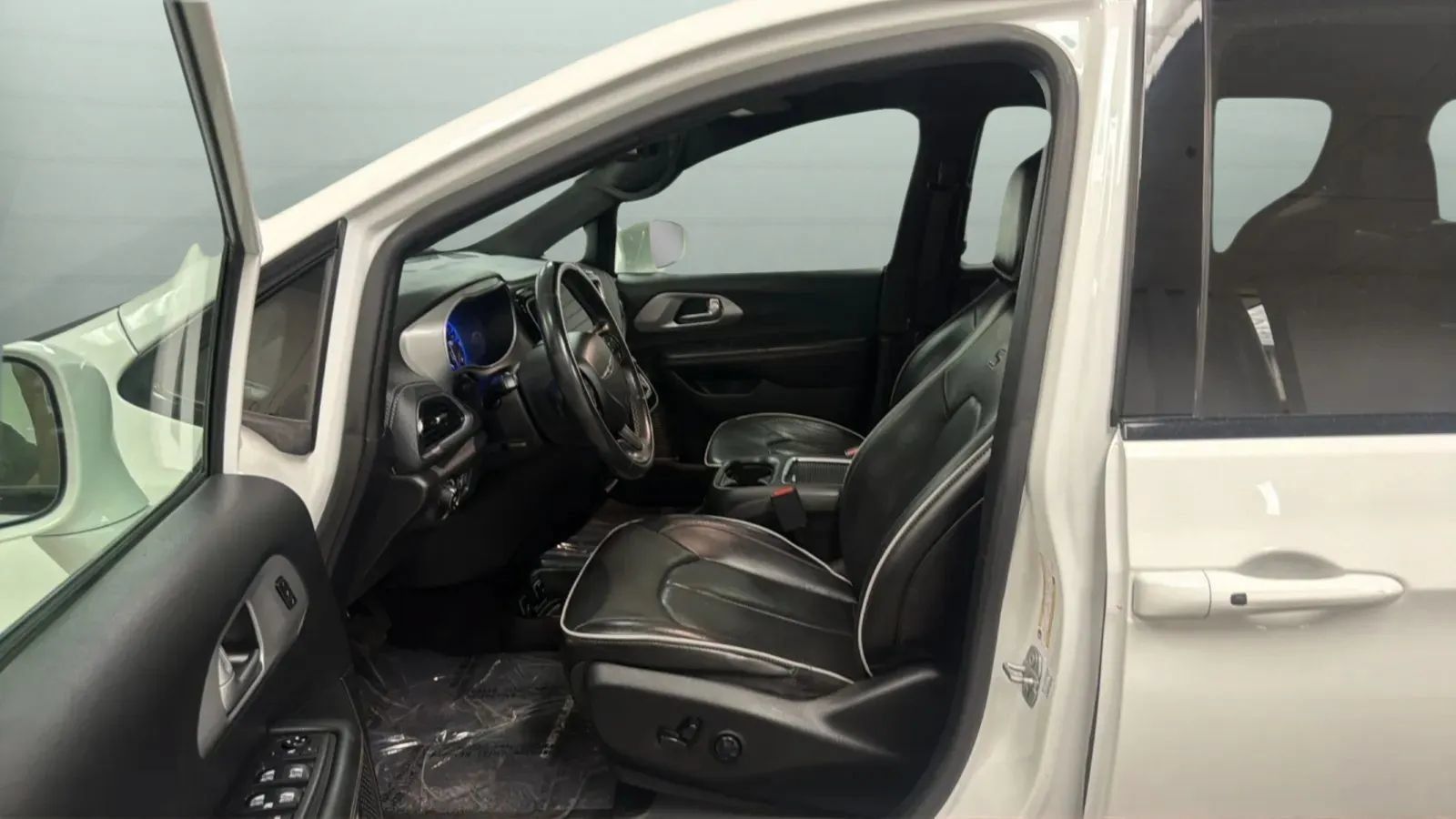 Used 2018 Chrysler Pacifica Limited w/ Advanced Safetytec Group FWD image 19