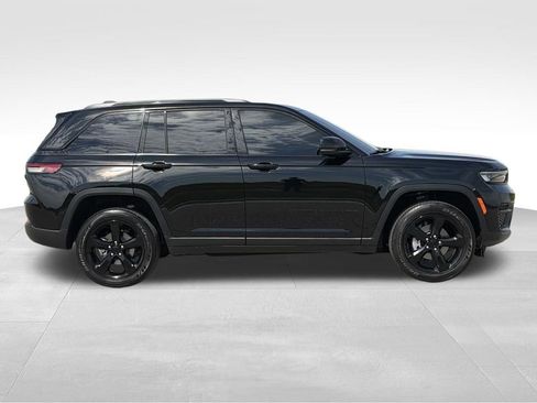 Used 2024 Jeep Grand Cherokee Altitude AWD/4WD image 25
