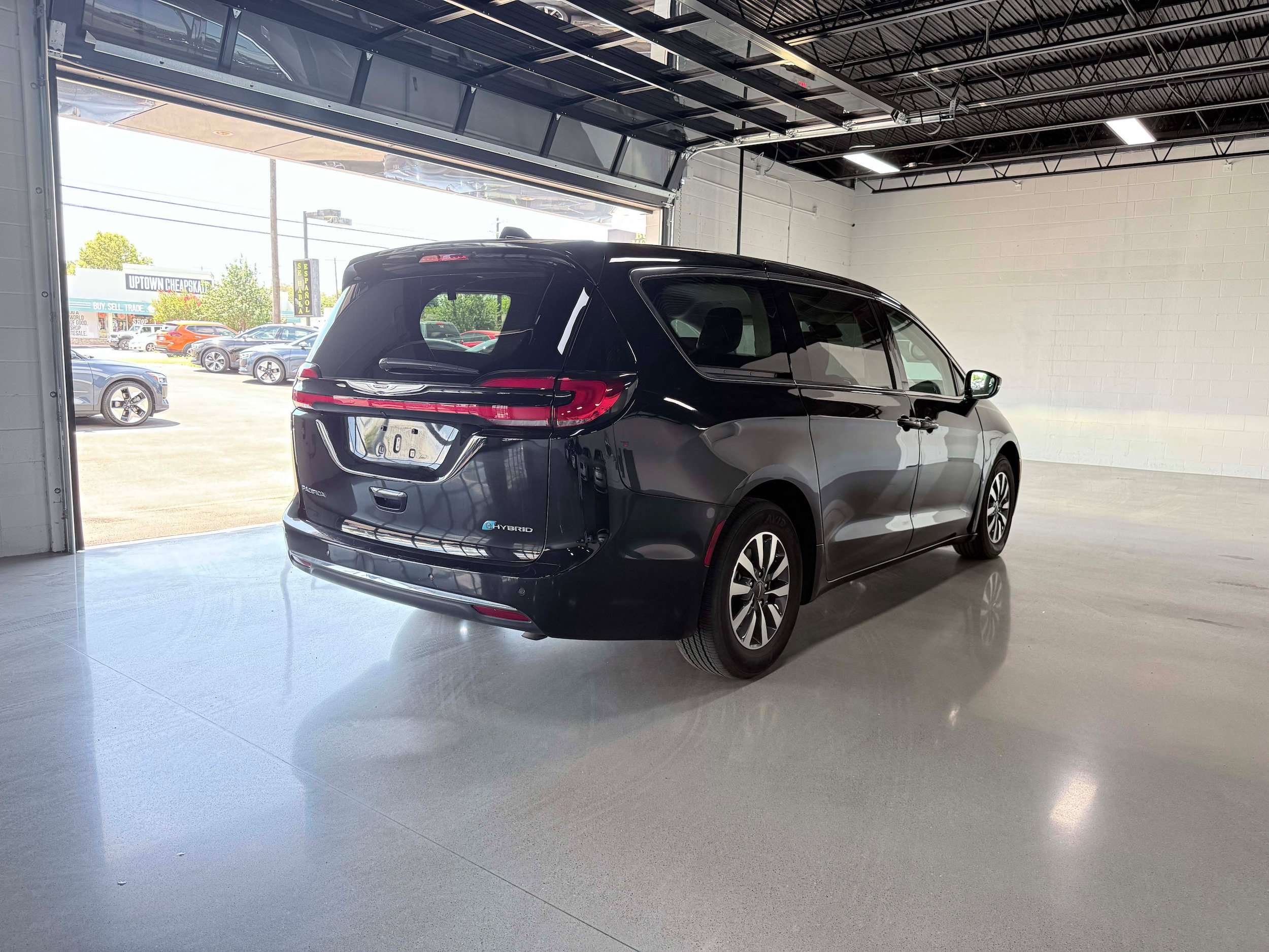 Used 2024 Chrysler Pacifica Limited FWD image 6