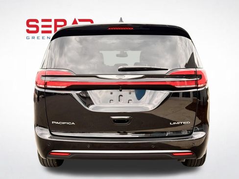 Used 2026 Chrysler Pacifica Limited FWD image 10