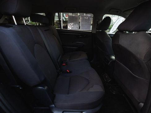Used 2024 Toyota Highlander LE AWD/4WD image 32