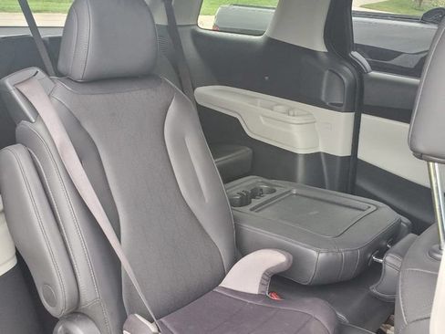 Used 2024 Kia Carnival LX FWD image 4
