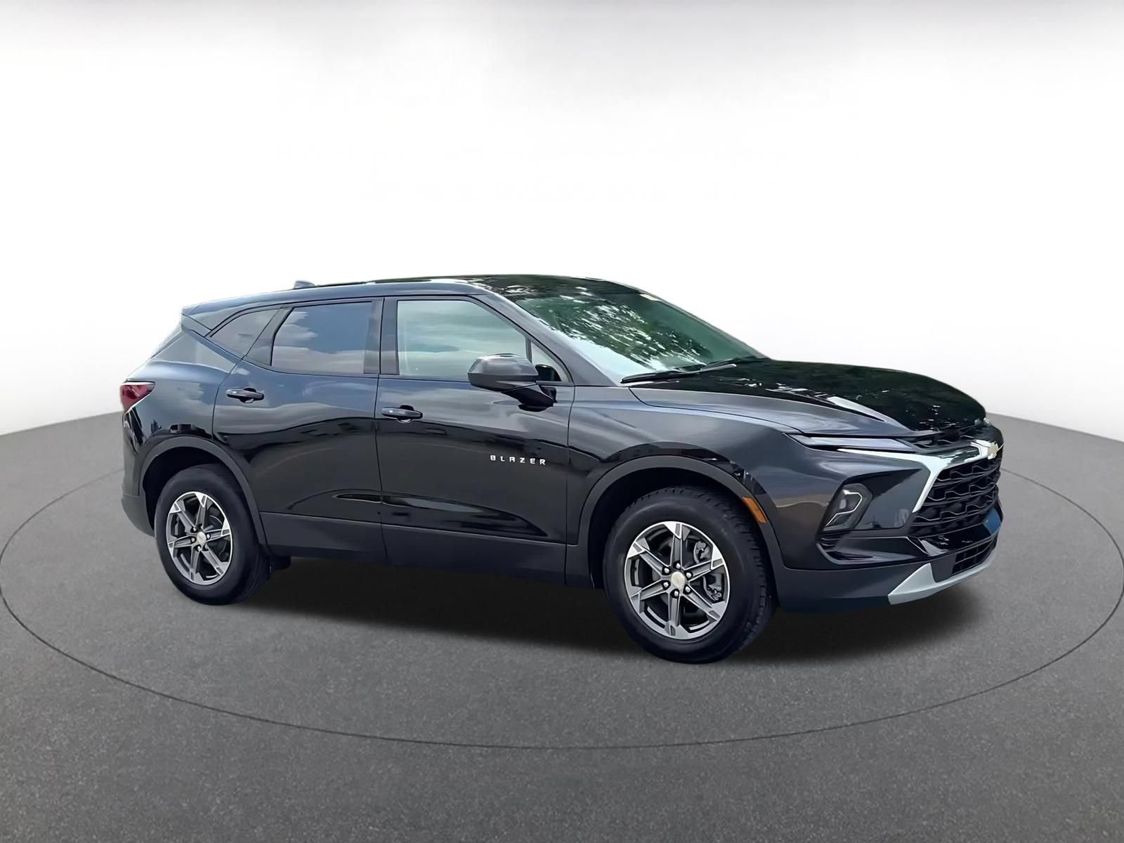 Used 2026 Chevrolet Blazer LT FWD image 2