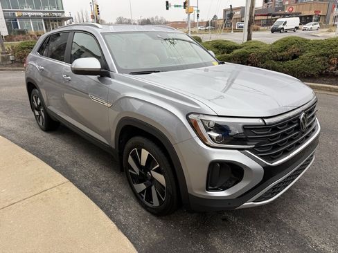 Used 2024 Volkswagen Atlas Cross Sport SE w/ Panoramic Sunroof Package image 4