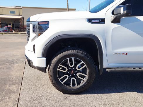 Used 2025 GMC Sierra 1500 AT4 w/ AT4 Premium Package image 9