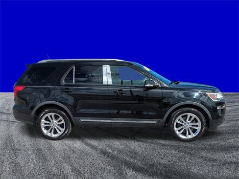 Used 2018 Ford Explorer XLT w/ Equipment Group 202A image 3