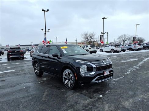 Used 2025 Mitsubishi Outlander AWD image 5