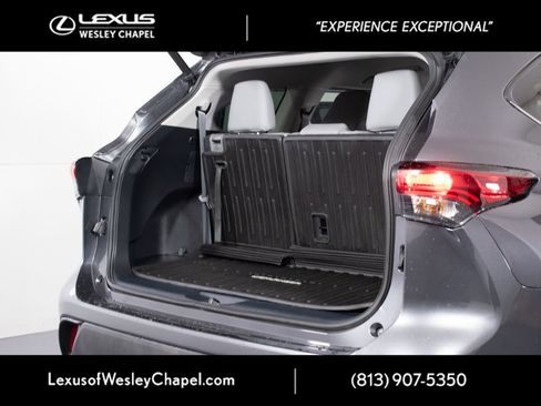 Used 2022 Toyota Highlander XLE AWD/4WD image 16