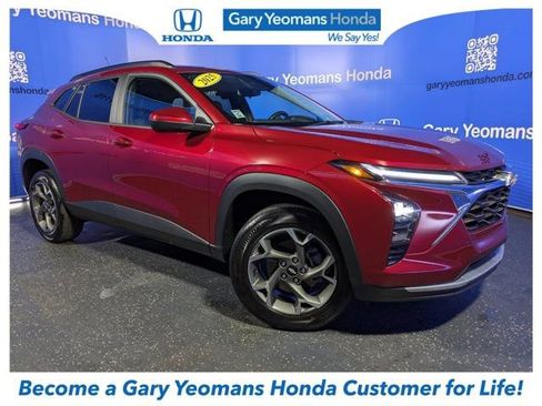 Used 2025 Chevrolet Trax LT w/ Driver Confidence Package image 1