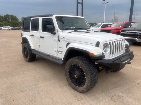 Used 2018 Jeep Wrangler Unlimited Sahara image 3