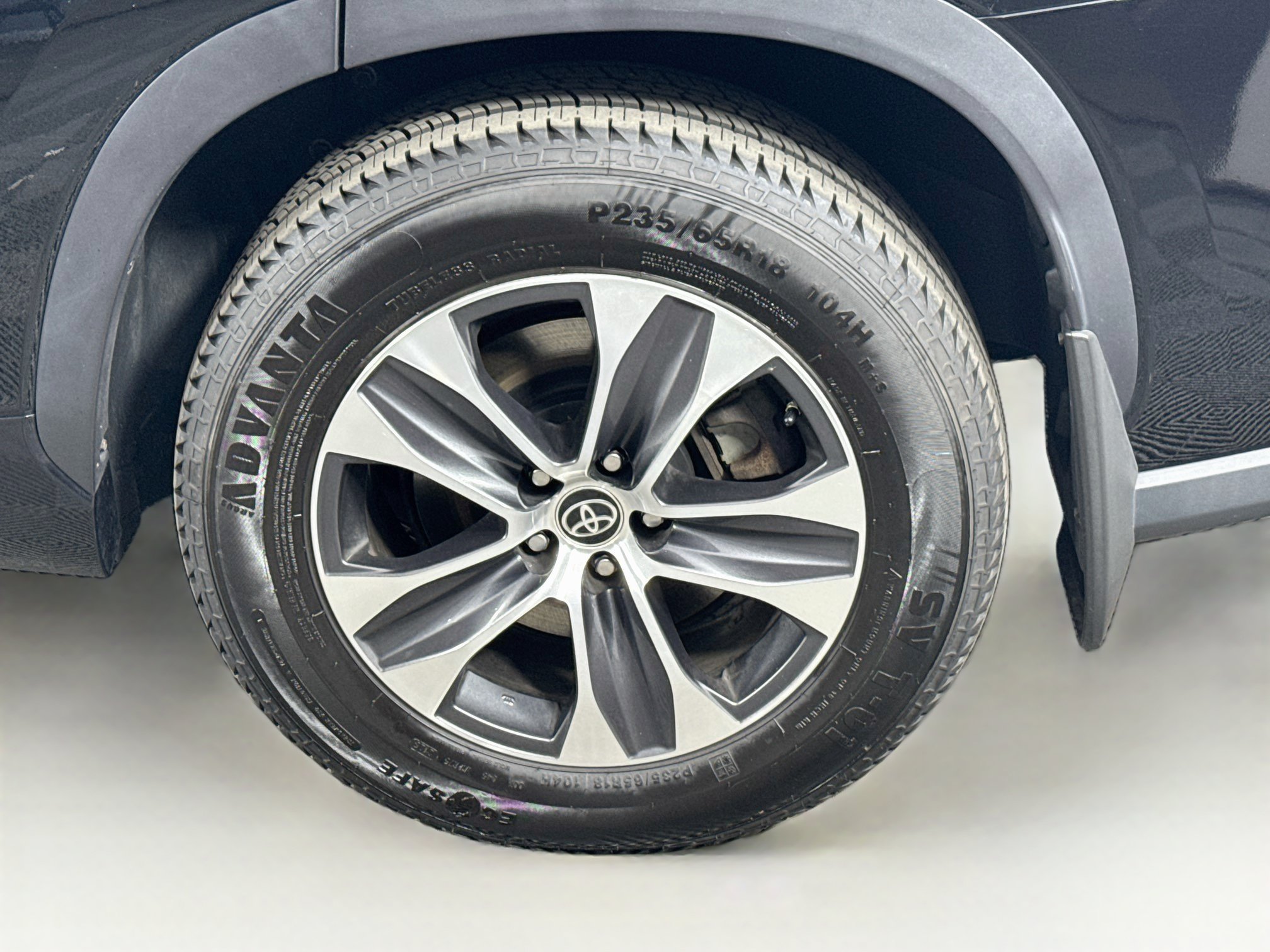 Used 2020 Toyota Highlander XLE AWD/4WD image 9