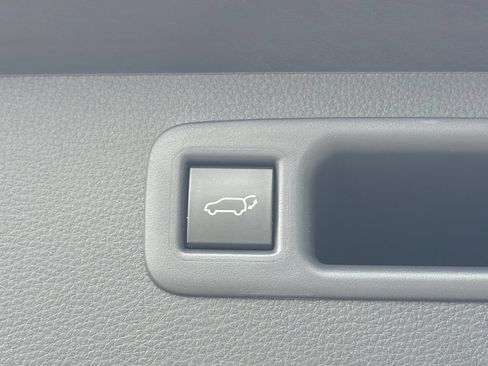 Used 2025 Toyota Highlander XLE FWD image 34
