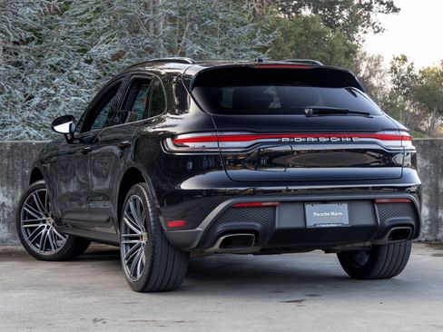 Certified 2023 Porsche Macan image 3