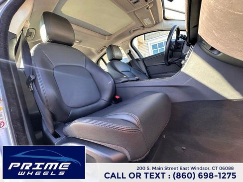 Used 2017 Jaguar XE Premium image 16