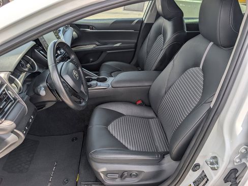 Used 2022 Toyota Camry SE image 2