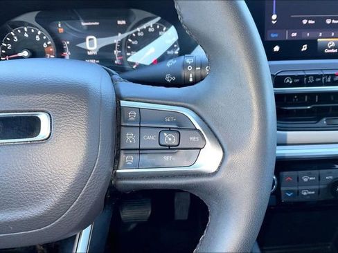 Used 2025 Jeep Compass Limited image 21