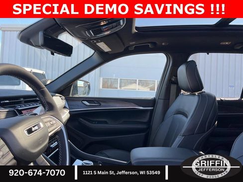 New 2025 Jeep Grand Cherokee Limited w/ Luxury Tech Group II image 8