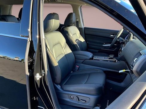 New 2025 Nissan Pathfinder SL image 11