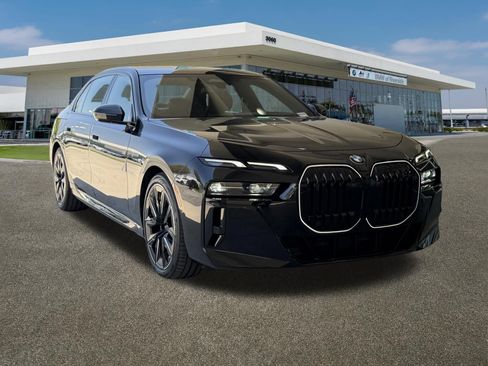 Used 2025 BMW 740i xDrive w/ Premium Package AWD/4WD image 2