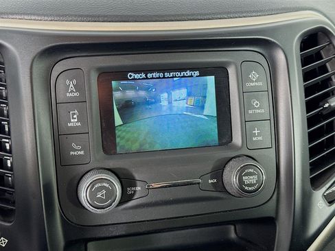 Used 2018 Jeep Cherokee Latitude w/ Altitude Package image 15